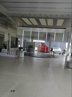 到處都在裁員、關廠、放無薪假！沒錢過年 中國多地爆發員工堵門討薪事件