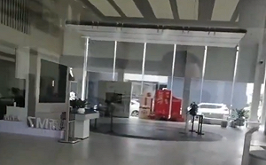 到處都在裁員、關廠、放無薪假！沒錢過年 中國多地爆發員工堵門討薪事件