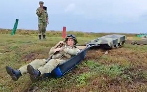 (影) 戰場站起來會被「地平線之王」打死 俄兵用它躺著上前線 