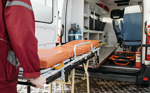 前夫妻全身刀傷倒臥車內　1人送醫搶救不治