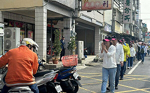 徒步謝票遇小朋友熱情跳「科目三」歡迎！蘇治芬：雲林未來的希望