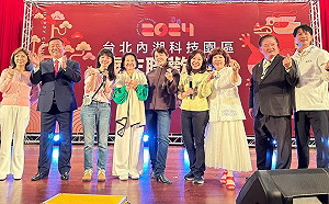 和李彥秀、黃珊珊燦笑合照  高嘉瑜：內科大家庭 