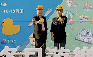 高雄燈會「冬日遊樂園」16-18號碼頭黃色小鴨展魅力