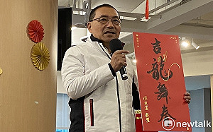 開箱龍年春聯「吉龍舞春」  侯友宜談新年願望