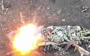 (影)俄羅斯士兵驚覺遭烏克蘭無人機鎖定拔腿狂奔 十秒內被追上爆炸 