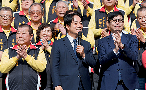 謝票首站赴高雄連跑三廟宇　賴清德允諾：與陳其邁及8立委一起帶動南台灣發展