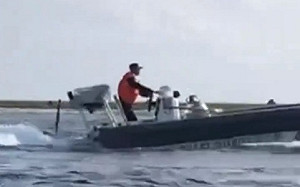 (影)無奈！中國海警追趕、騷擾菲律賓漁民 要求放回貝類漁獲才放人