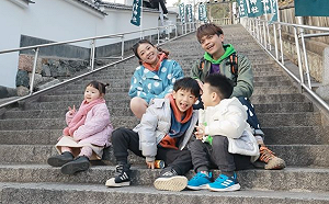 蔡阿嘎突曬「一家五口照」？網笑：是乾女兒還是童養媳