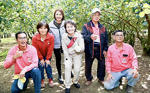 在美國超過3年沒吃棗子 蕭美琴赴高雄果園大讚很甜