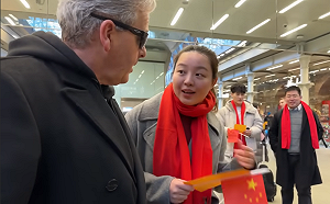 (影)英國鋼琴家倫敦商場演奏 竟遭小粉紅要求「遵守中國法律」不准錄影