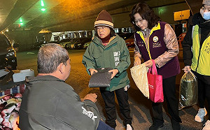 今年最強寒流來襲 高市社會局發禦寒物品關懷街友、獨居老人