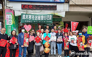 蔡旺詮陳亭妃送愛心物資贈春聯  寒冬送暖19年不中斷