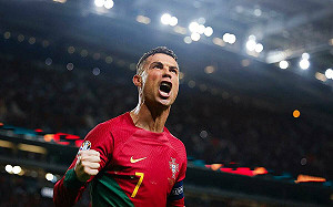 (影) C羅因傷延期比賽 中國粉絲不滿酒店外抗議 一度衝破防線進大廳