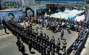 「祖國不容變賣」! 上萬人遊行抗議新任總統「阿根廷川普」