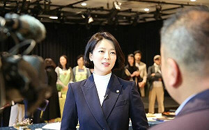 南韓女議員遇襲｢頭被石頭狠砸近20下｣驚悚畫面曝光! 嫌犯竟未成年