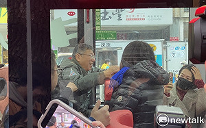 柯文哲搭公車 陳玉珍衝上車致意：做正確選擇 監督執政黨