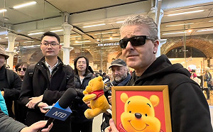 維尼畫像、玩偶現身倫敦車站 網紅鋼琴家出招反制小粉紅 民眾包圍搶拍
