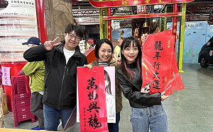 黃捷特製春聯搶手 基隆粉絲南下排隊喊：很值得