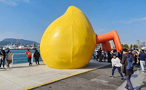 黃色小鴨跌倒被拍糗照？ 高市府澄清為裝置藝術