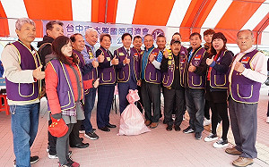 國際同濟會寒冬送暖 捐贈獎學金認養清寒兒童