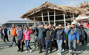 黃偉哲領百人「扛茨走溪流」 體驗台江聚落生活記憶