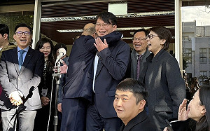 黃國昌昔批韓國瑜佔地、如今開心擁抱！李正皓：小昌子不打自己人