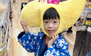 蔡桃貴「被風吹到站不穩」堅持微笑拍照！網笑：天生明星魂