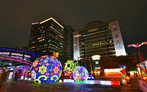 春節賞燈+參拜祈福！台北「最長跨街燈海」在城隍廟