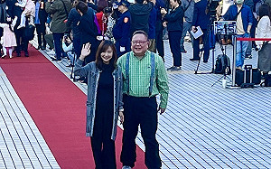 立委報到大驚喜 「萬老師」郭昱晴偕「黃主任」走紅毯