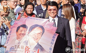 立委宣誓公然放閃 謝龍介「讓我來督賴清德」浪漫進場 