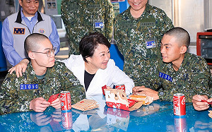 首批1年制義務役男上功成嶺 盧媽媽沒帶肯德雞改送可樂漢堡加紅包