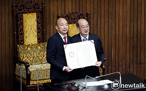 柯建銘親自頒院長證書 韓國瑜致意游錫堃「院長辦公室、官邸供游院長使用」 