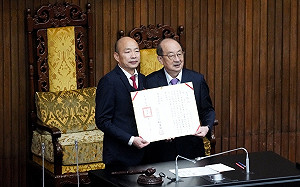 親頒院長證書給韓國瑜！柯建銘：國民黨最志得意滿不可一世的一天