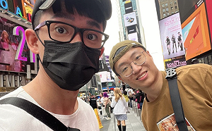 阿滴送黃大謙「好萊塢等級入厝禮」！網歪樓：是情侶杯嗎？