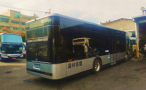 過馬路走行人穿越道竟遭員林客運公車撞倒輾過！夫慘死妻斷肢命危