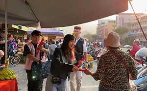 連跑5市場發「雙總統」春聯   黃捷：「個人款已搶光感謝大家支持」　