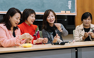 新春手作袖珍花 綠委歡迎「韓院長」來學做手工花