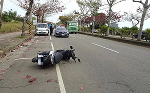 20歲男騎士自撞分隔島 緊急送醫宣告不治