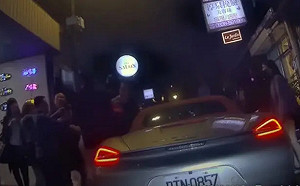 按喇叭催促前車！保時捷男慘遭4醉漢圍毆