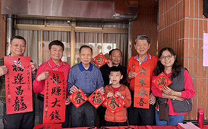 萬和宮送春聯獲青睞  鄉親歡喜排隊感受年味