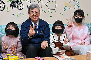 春節前夕關懷育幼機構院童 陳建仁：續推兒少福利政策、讓孩子無憂長大