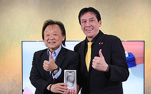 黃暐瀚兌現承諾送iPhone 15  王世堅樂喊「會加Line了！」  遭幕僚吐槽「已知用火」 