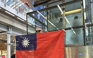 高舉中華民國國旗高調挺台灣！英國鋼琴家再出奇招反制中國小粉紅