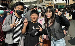 發龍年紅包被喊「黃捷阿姨美不美」   黃捷一聽秒回「是姐姐」　 