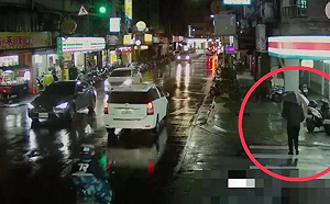 蘆洲「雨衣大盜」持刀搶彩券行20萬 警追8小時速破案