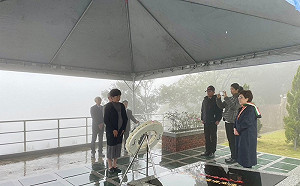 小池百合子弔唁李登輝 頻頻拭淚