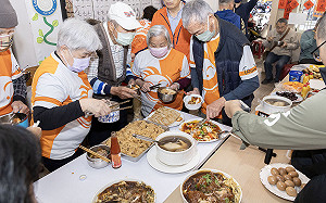 小年夜送暖！金牌廚師、美食主播前進長照據點愛心義煮