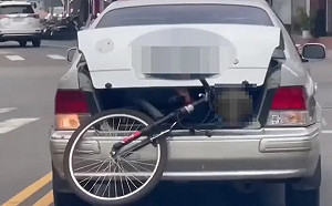 小孩遭塞轎車行李箱內　警方、社會處說話了