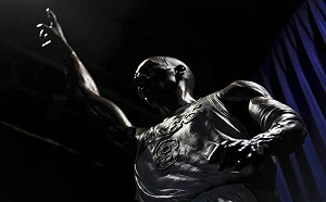 (影)Kobe愛妻解惑 「老大」雕像動作指天