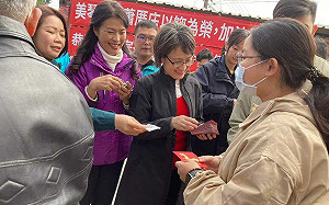 民眾排隊逾百公尺！蕭美琴返鄉拜年發放小福袋